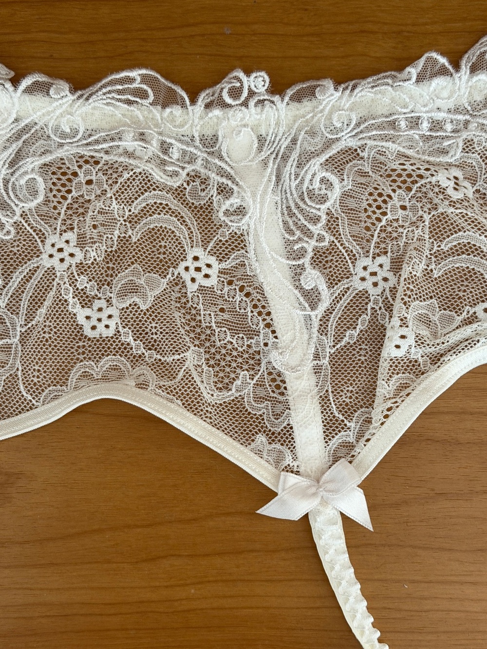 RARE Lise Charmel Soir de Venise
Lace Garter Belt in White - Picture 6 of 6